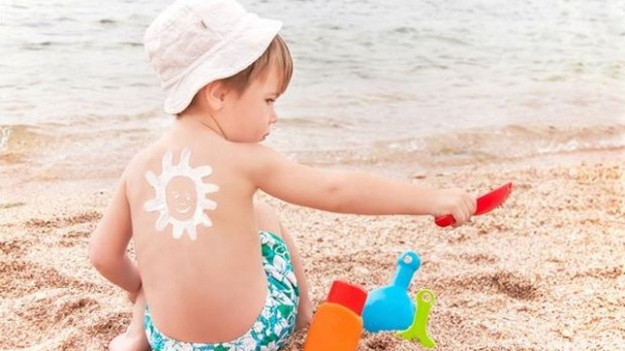 Çocukların güneşe hiç çıkarılmaması doğru değil