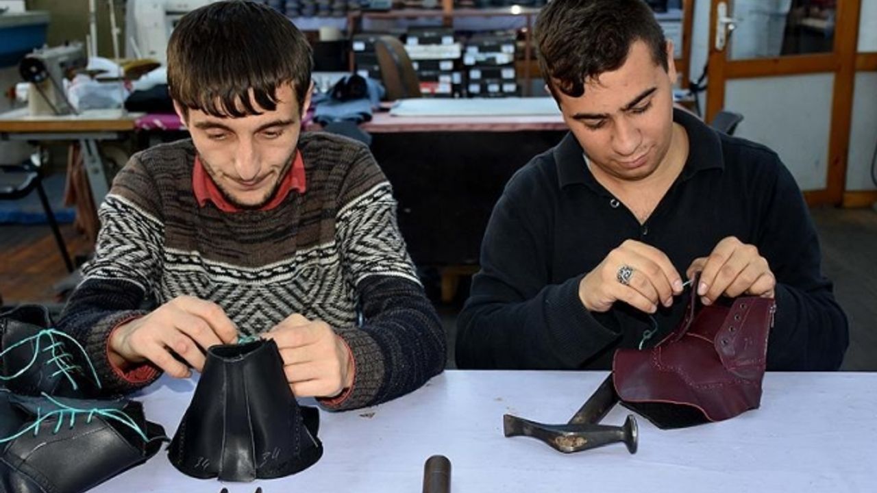 Engelliler ayakkabı üreterek sosyal hayata giriyor