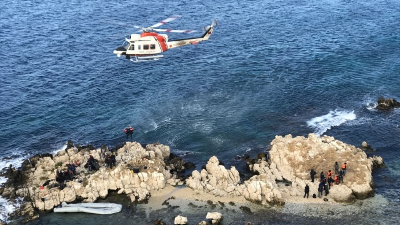 Kayalıklarda mahsur kalan göçmenler Dikili'de