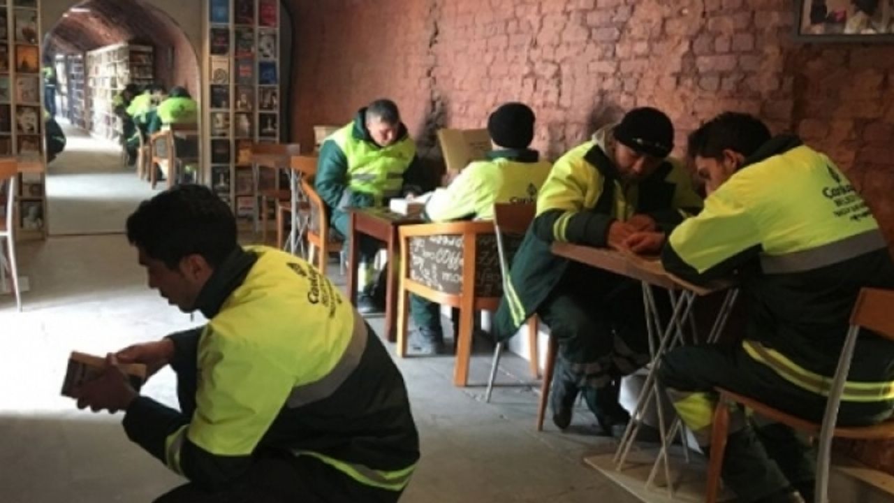 Temizlik işçileri çöpten çıkan kitaplarla kütüphane kurdu