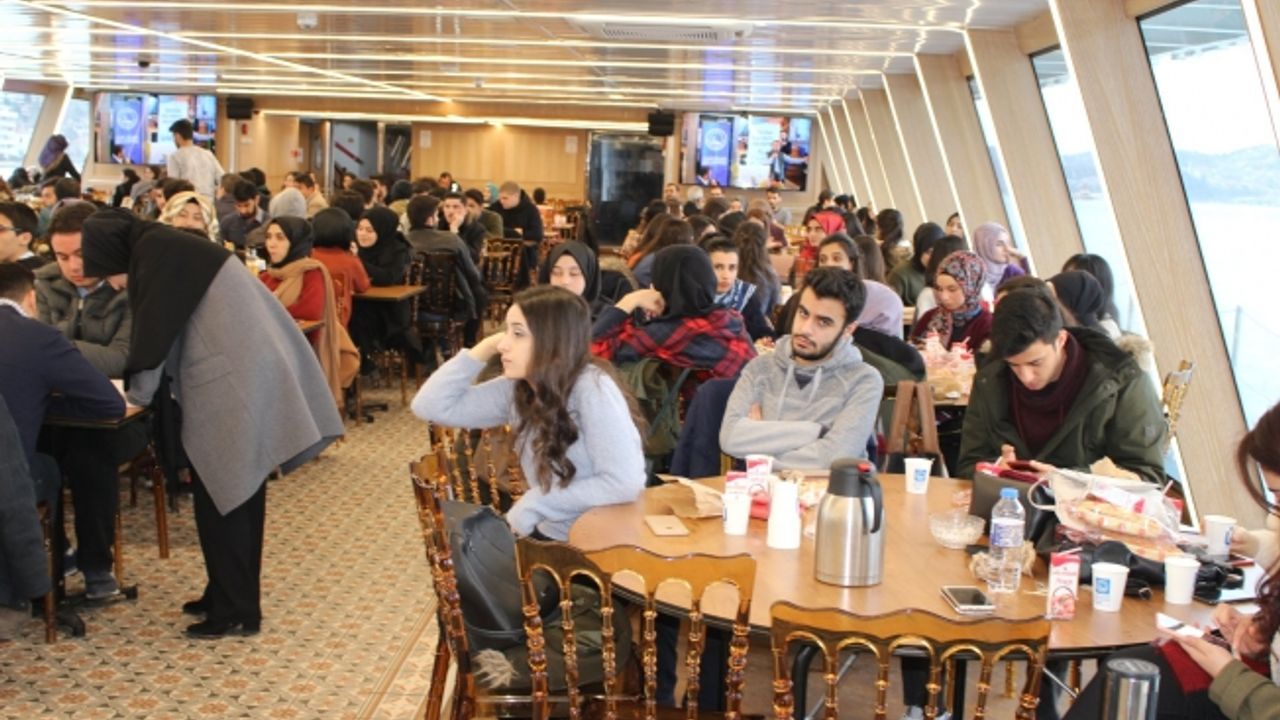 Bursiyerler' e Boğaz Turu Eşliğinde Akif Anlatıldı