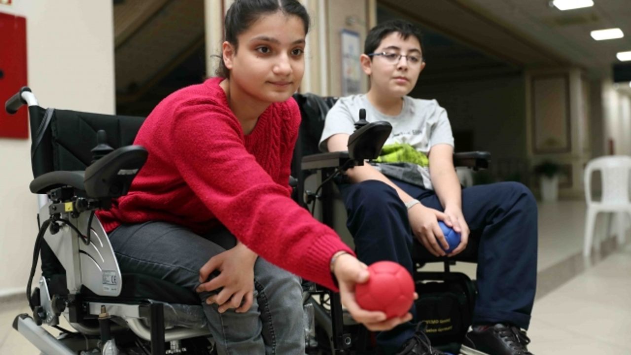 “Spastik engelli kızı için 55 yaşında boccia öğrendi”