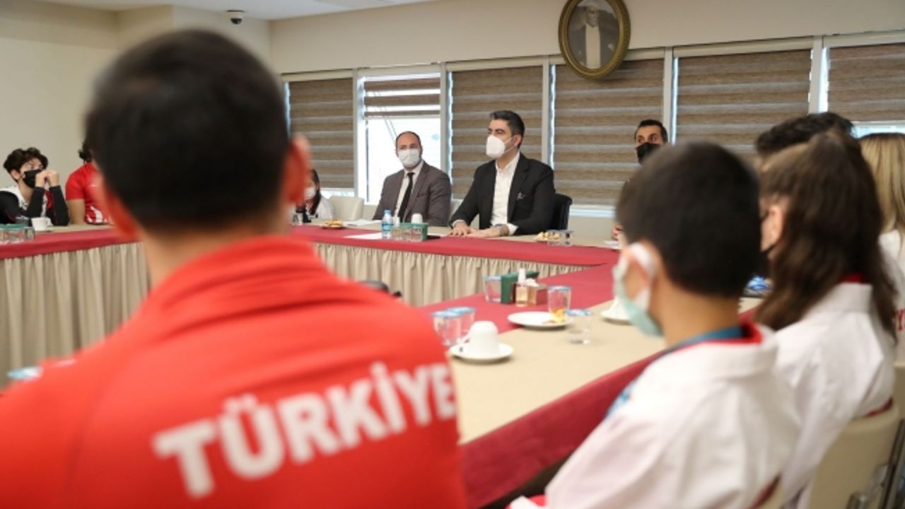 Başkan Gökhan Yüksel ödüllü sporcularla bir araya geldi