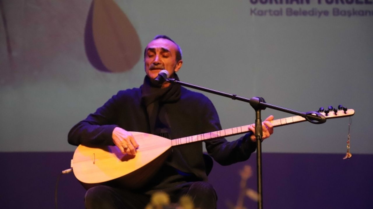 Ünlü Sanatçı Cengiz Özkan, Aşık Veysel’in Eserlerini Kartal’da Seslendirdi
