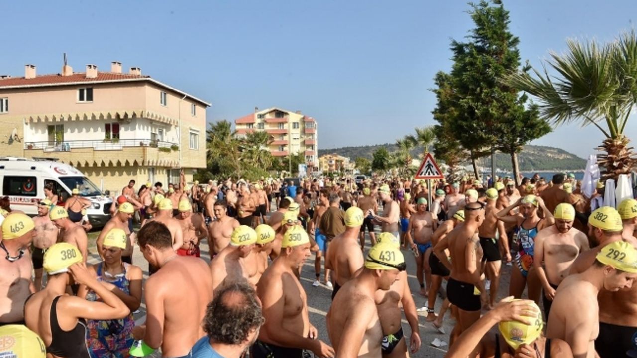 Belediye Başkanı Bu Defa Çanakkale Boğazı’nı Yüzerek Geçti