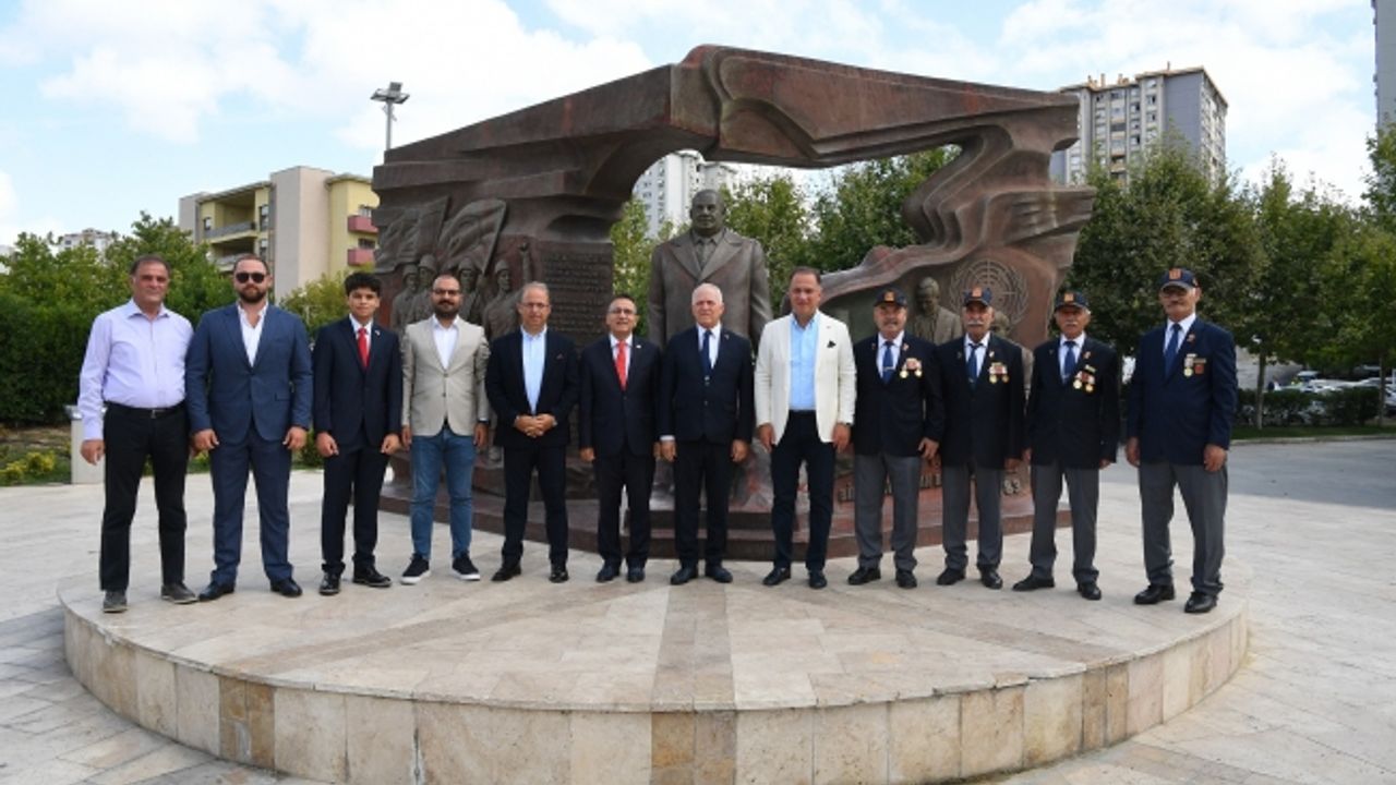 KKTC Meclis Başkanı'ndan Rauf Denktaş Anıtı'na Ziyaret