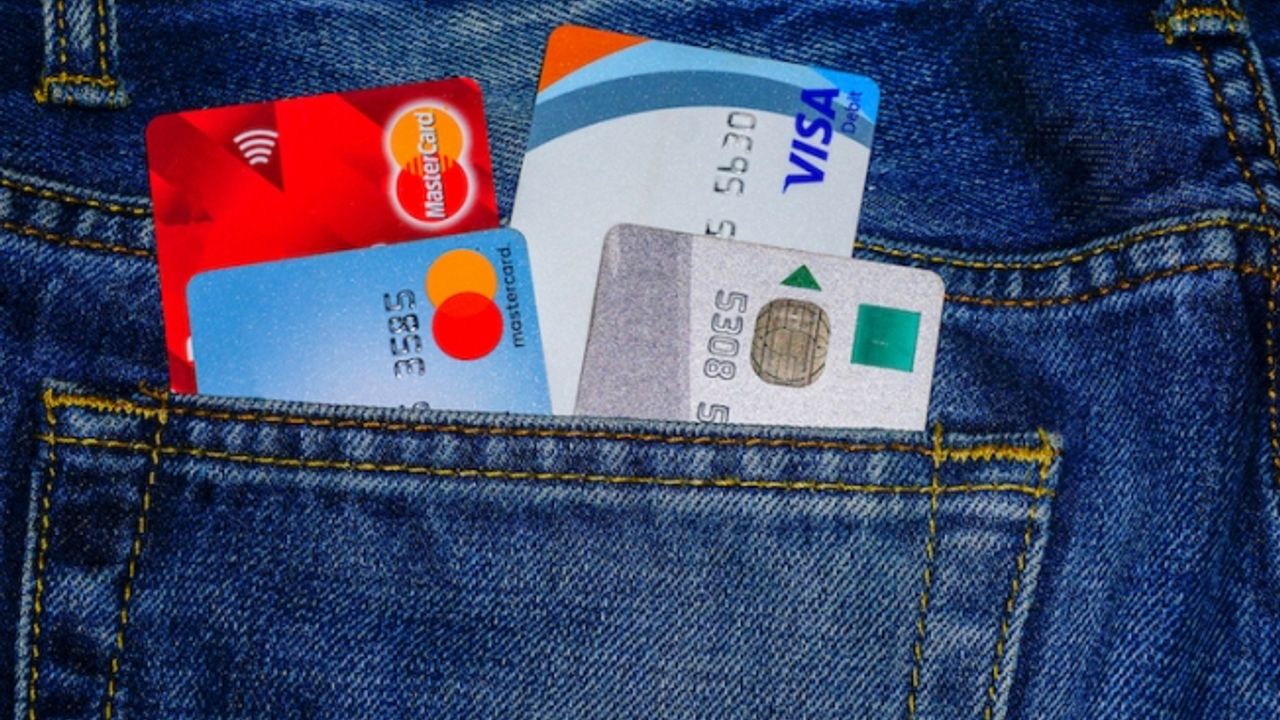 Kredi Kartı Fotoğrafı Paylaşımları Finansal Bilgileri Tehlikeye Atıyor