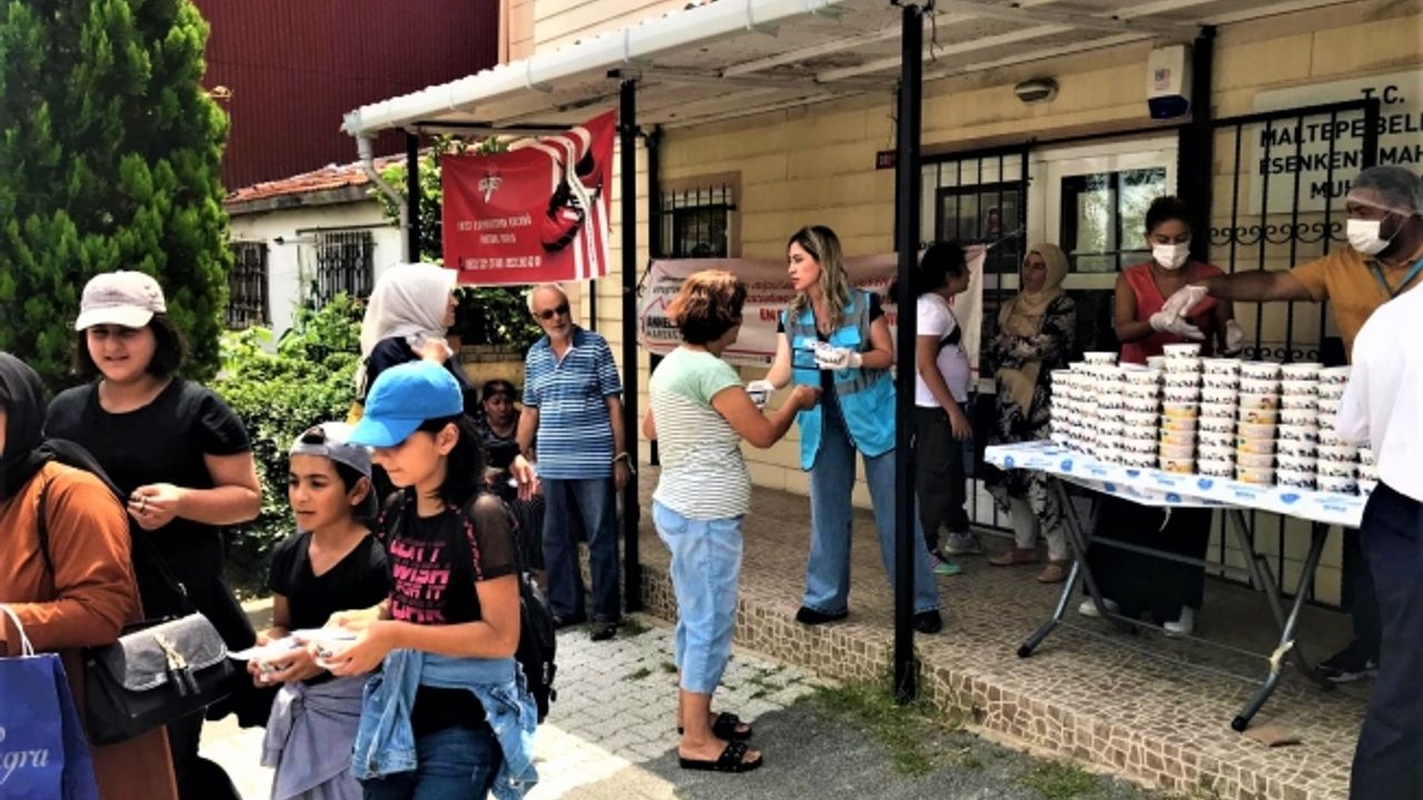 Maltepe Belediyesi, Aşure Bereketini Maltepelilerle Paylaştı