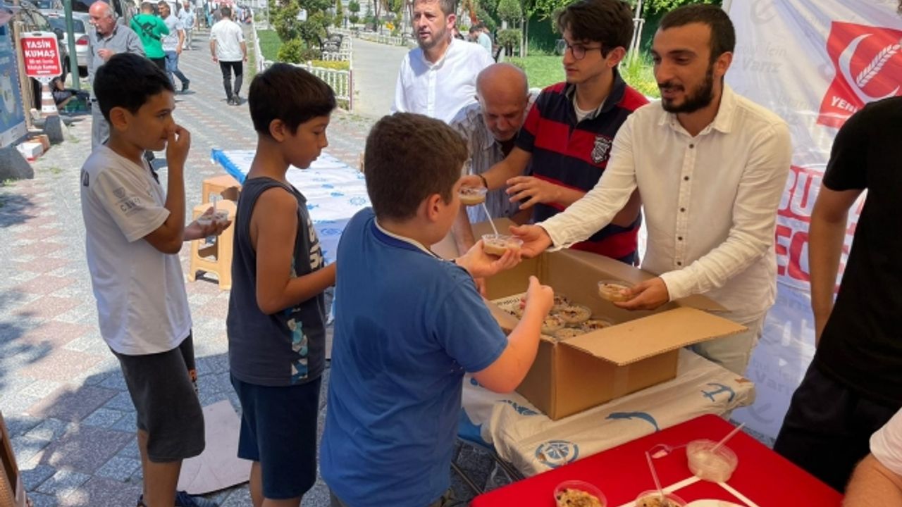 Yeniden Refah Partisi Üç Ayrı Noktada Aşure İkramı Yaptı