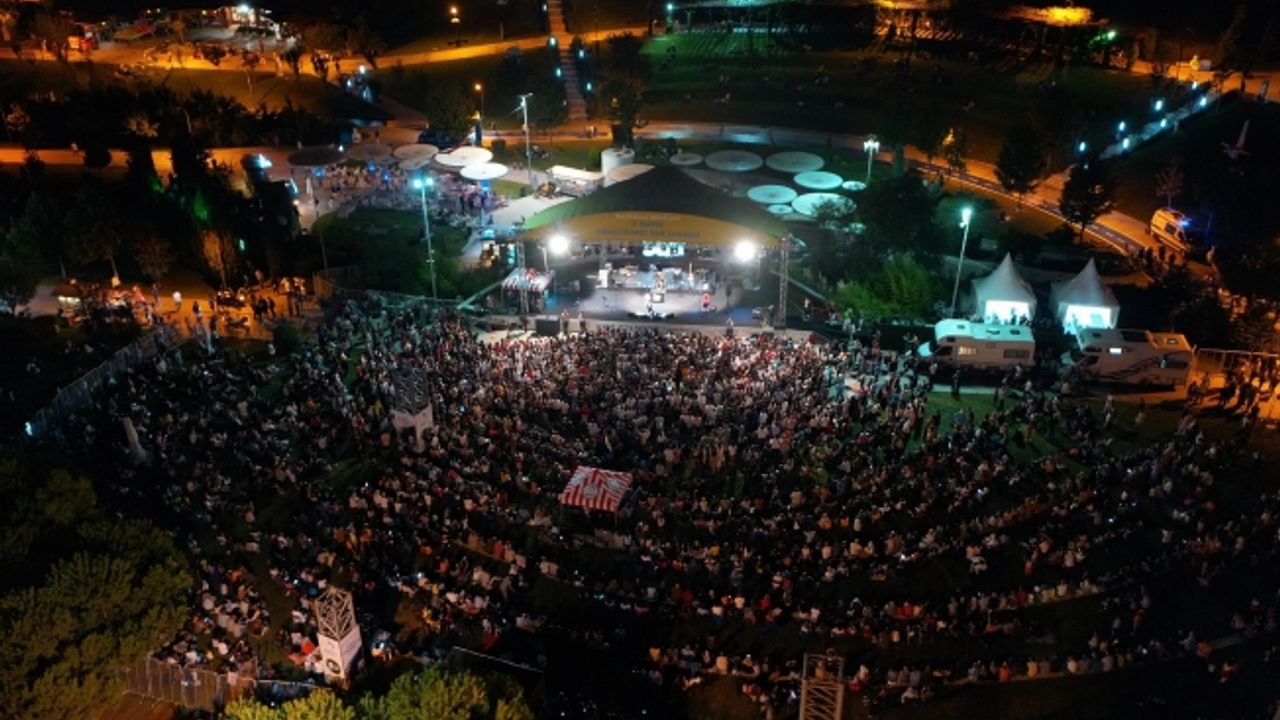 Güvercinler Barış Ve Sevgi İçin Uçtu