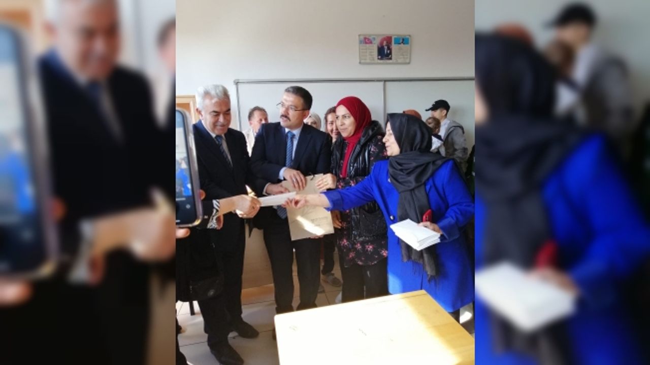 Eğitimin Yaşı Yok Diyerek Kucaklarında Çocukları İle Derse Girdiler