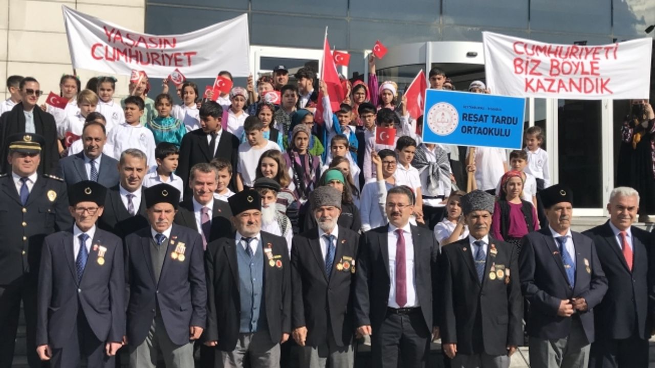 Türkiye Cumhuriyetinin Kurucusu M.Kemal Atatürk'ün Anıtına Saygı Duruşu Ve Çelenk Töreni Yapıldı