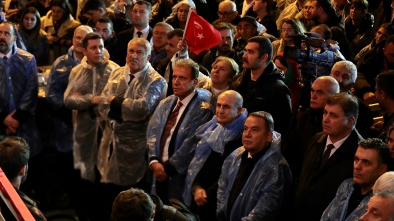 İstanbul Halkı Yağışa Rağmen Saraçhaneye Akın Etti Tam 200 Bin Kişi Geldi
