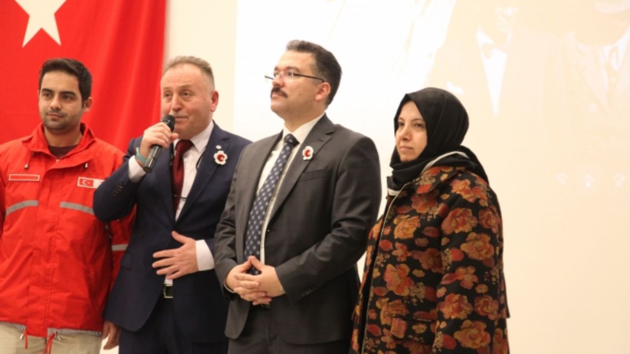 Zeytinburnu Kızılay  Şubesi Kan Bağışında Rekor Kıranlara Plaket Verdi