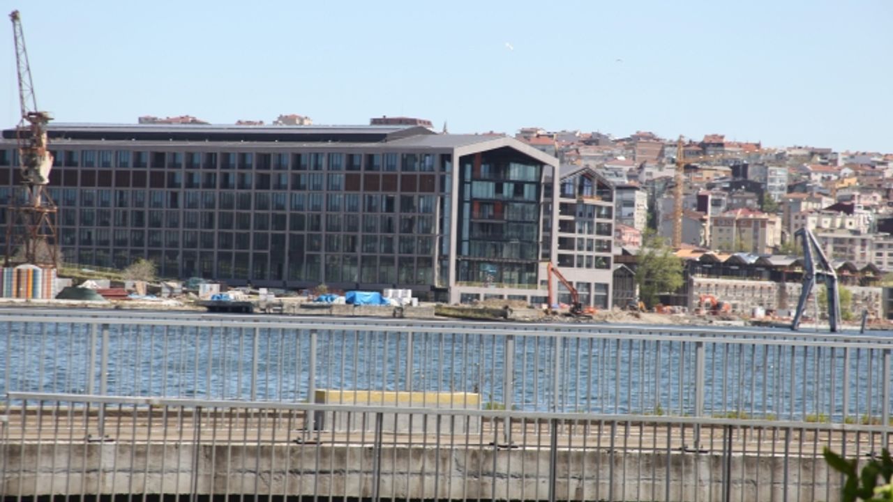 Deniz Ve Mezarlık Arasında Kıyı Kanununa Muhalefet Edilerek Fettah Tamince’ye Kıyak (VİDEOLU)