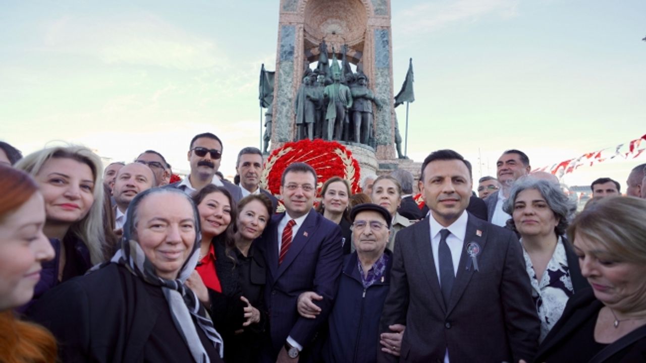 85 Yıldır Bitmeyen Özlem, 10 Kasım'da Atatürk'ün Taksim'de ki Anıtına Çelenk Konuldu