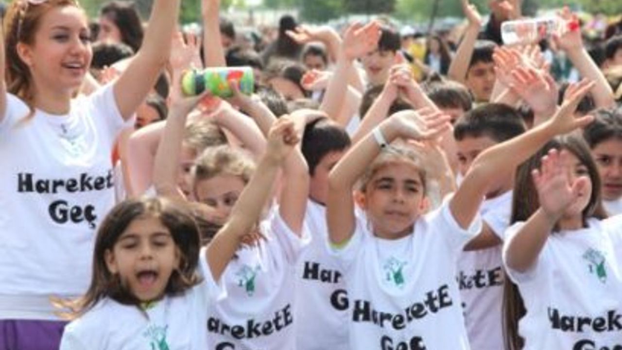 Ataşehir'de ''en çok çocukla müzikli sabah sporu'' rekoru          