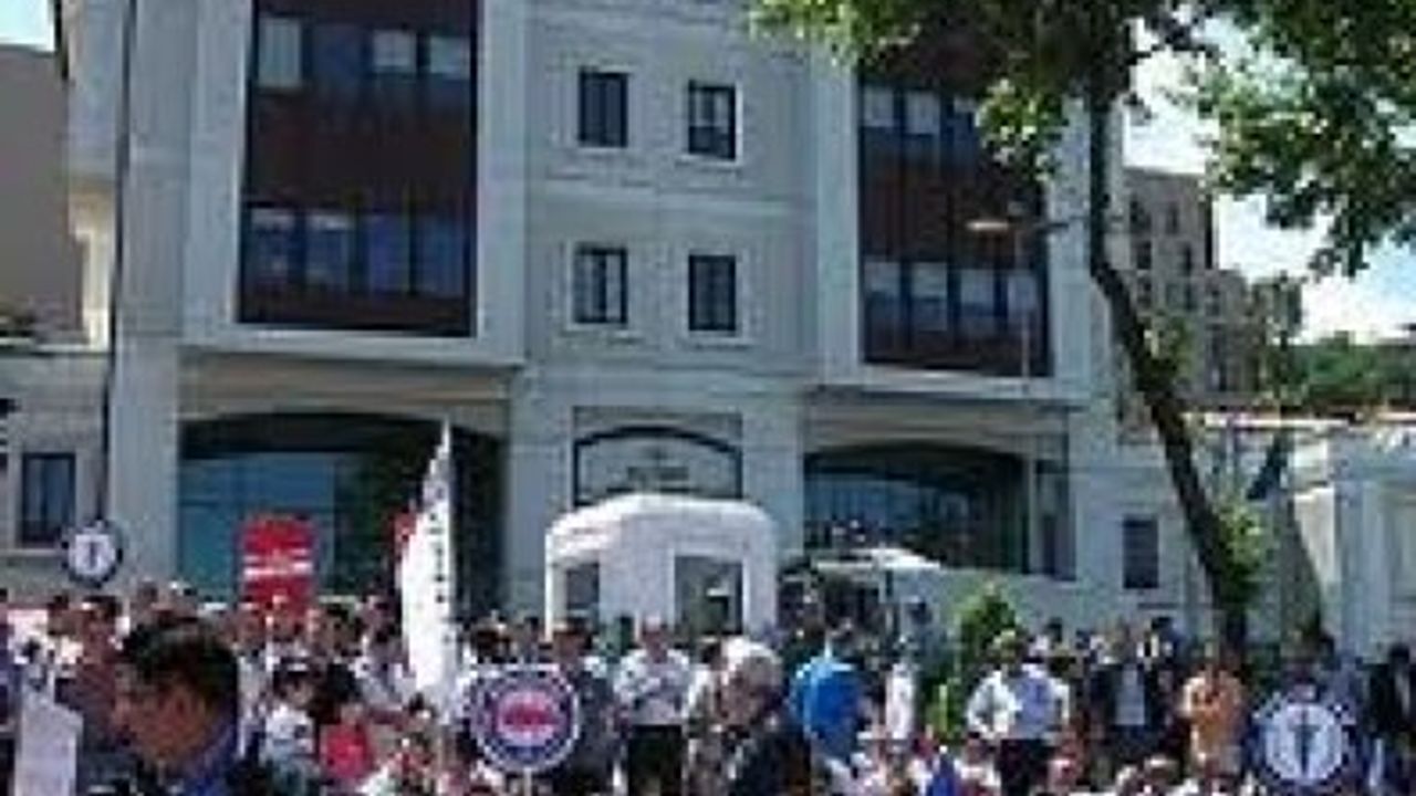 Eğitim-Bir-Sen İstanbul şubelerine üye bir grup, AK Parti il binası önünde protesto gösterisi yaptı        