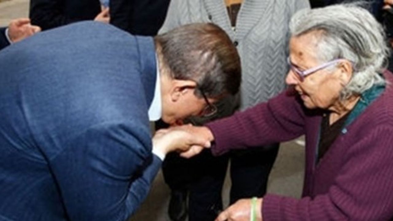 Huzurevi sakini: Başbakanlığı bırakma Davutoğlu: Hayırlısı, dua edin