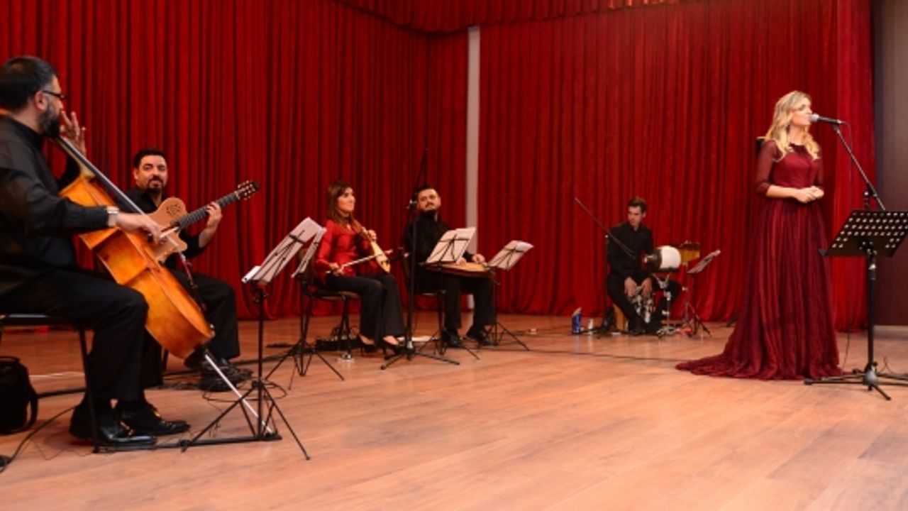 Türk Sanat Müziği’nin Kadife Sesi Aslıhan Erkişi, Gürpınar’da Vatandaşlarla Buluştu