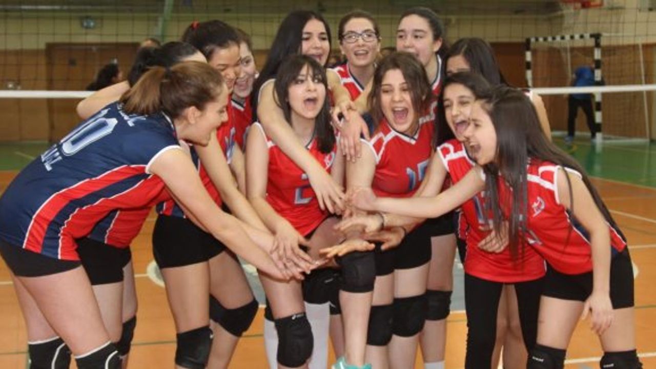 Voleybol'da Okulların Şampiyonu Kadriye Moroğlu Oldu