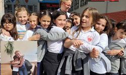 Bu Müdür Öğrencilerini Kapıda Karşılıyor