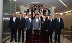CHP Genel Başkanı Özgür Özel Kadıköy Belediyesini Ziyaret Etti