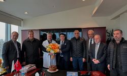 Duayen Hekim Op. Dr. Hüseyin Urlu’ ya Doğum Günü Sürprizi