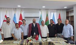 Dünya Türkmenleri Birlik Vakfı’nda Bayrağı Beşir Atabey Teslim Aldı