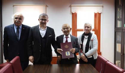 “Ben Artık Ölümsüzüm, İsmim Bu Kitaplıkla Sonsuzlaşacak”