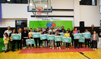 Ödüllü Masa Tenisi Turnuvasında Kıyasıya Mücadele