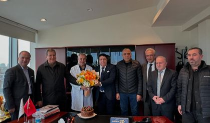 Duayen Hekim Op. Dr. Hüseyin Urlu’ ya Doğum Günü Sürprizi