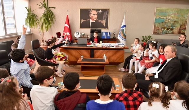 Başkan Hançerli makamını çocuklara emanet etti