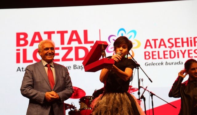 Onur  Akın Ve Aydilge  Ataşehir’de Konser Verdi