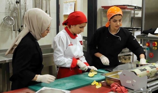 Liseli Öğrenciler Mutfakta Döktürüyor