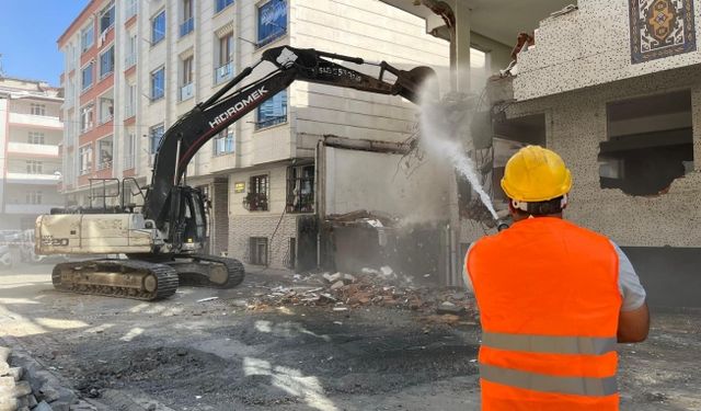 Esenyurt ’Ta Riskli Binalar Yıkılıyor