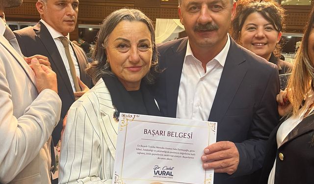 Asuman Sula Durmuşoğlu Başarı Belgesini Genel Başkan Ağıralioğlu’nun Elinden Aldı