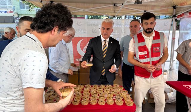Yeniden Refah Partisin Zeytinburnu İlçe Başkanı Çelebi'den 4 Bin Kişiye Aşure İkramı