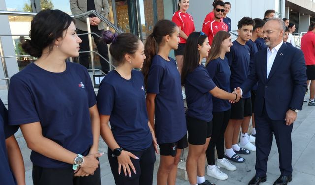 Bülent Turan, Güzelyalı Milli Takımlar Kamp Ve Eğitim Merkezi’ nde Milli Sporcularla Bir Araya Geldi