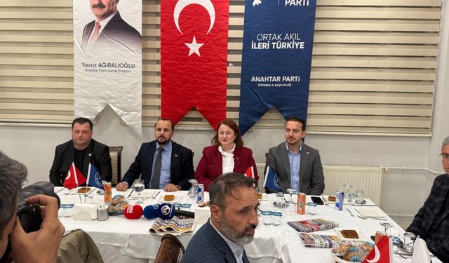 Anahtar Parti Zeytinburnu İlçe Başkanlığı Muhtarları Yemekte Ağırladı