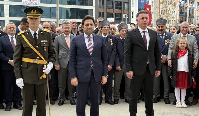 Zeytinburnu'nda Atatürk Anıtına Taşlı Saldırı Oldu