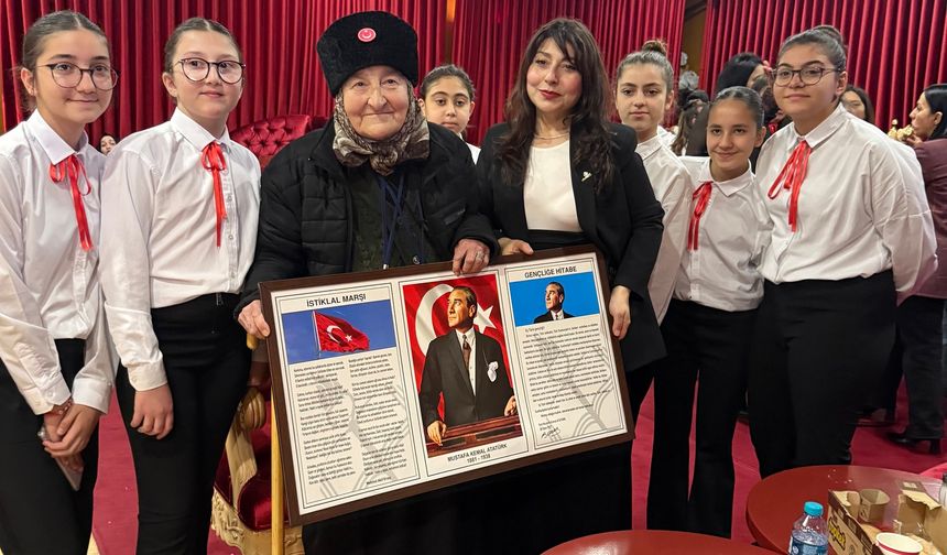 Kuvvacı Fatma Nene Tam 45 Yıldır 23 Nisan’ı Kutluyor