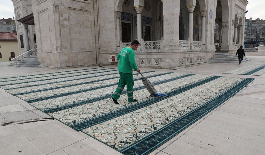 Cami ve İbadethanelerde Temizlik Mesaisi…