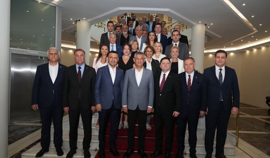 CHP Genel Başkanı Özgür Özel Kadıköy Belediyesini Ziyaret Etti