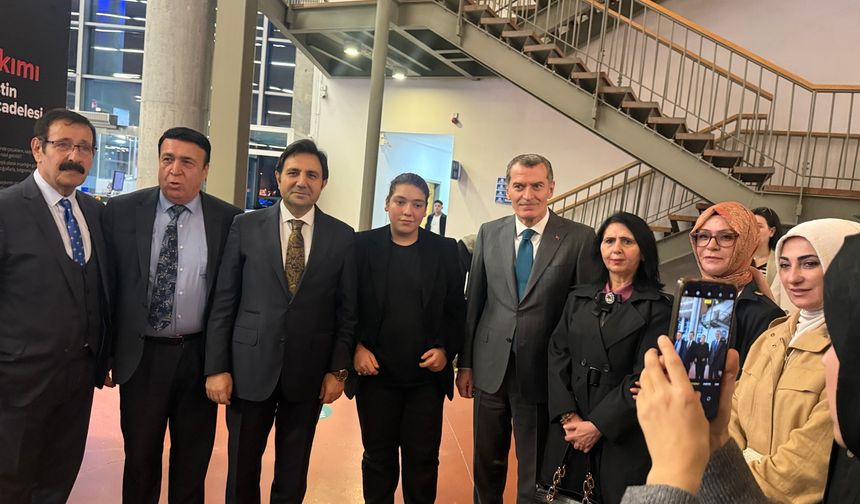 Ahmet Abi Yerde Tercümandır Her Derde