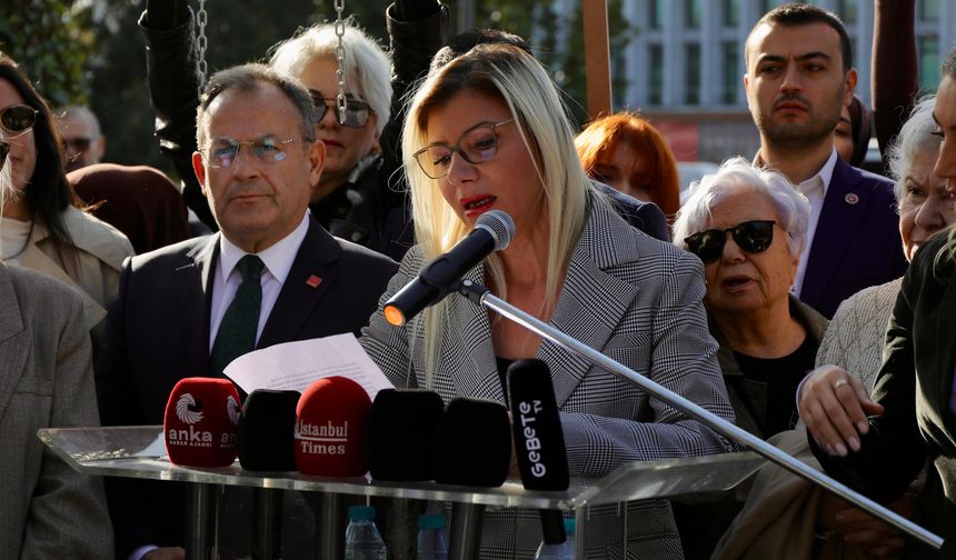 ADA'nın Konuşmacıları 3 Kadın Oldu, Başkan Mutlu'nun Eşi Ağlayarak Konuştu  (VİDEOLU)