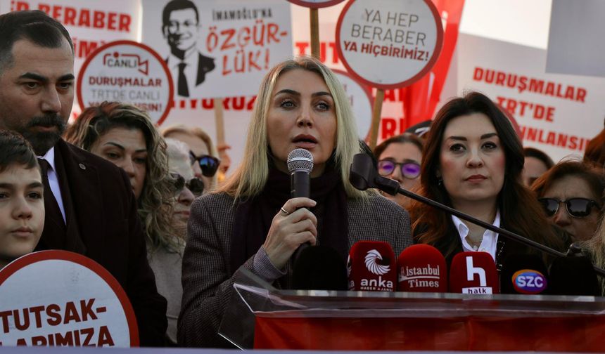 İBB Tutuklu Yakınları Silivri' de Haykırdı: Tutuksuz Ve TRT'de Canlı Yayın İle Yargılama Yapın