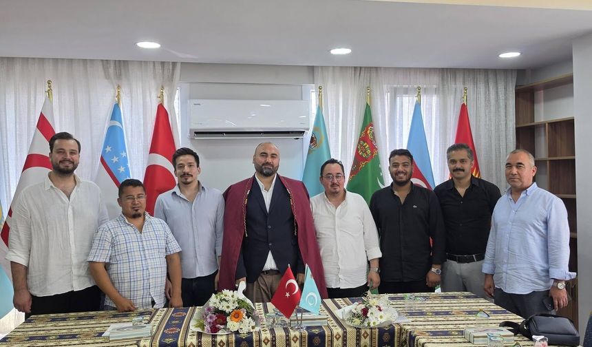 Dünya Türkmenleri Birlik Vakfı’nda Bayrağı Beşir Atabey Teslim Aldı