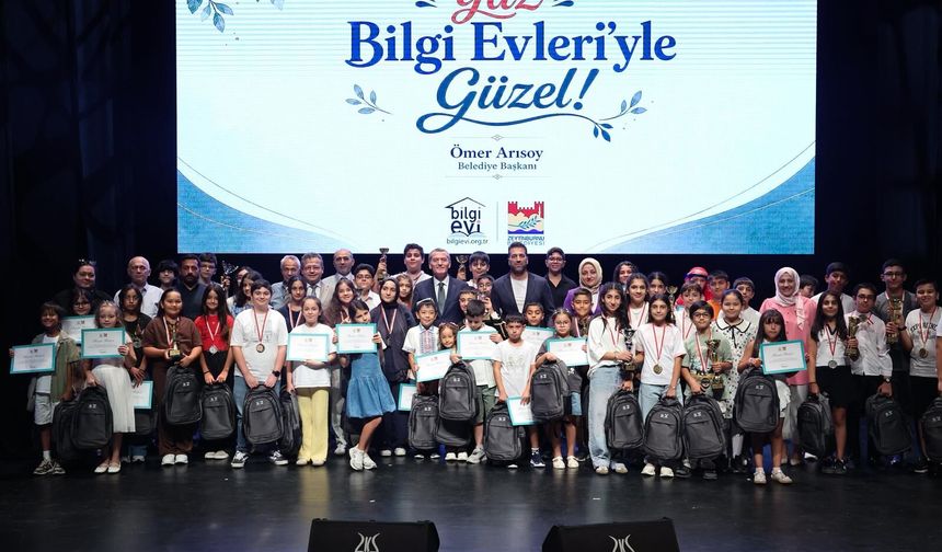 Bilgi Evleri’nde Dolu Dolu Geçen Yaz Ödül Töreniyle Sona Erdi