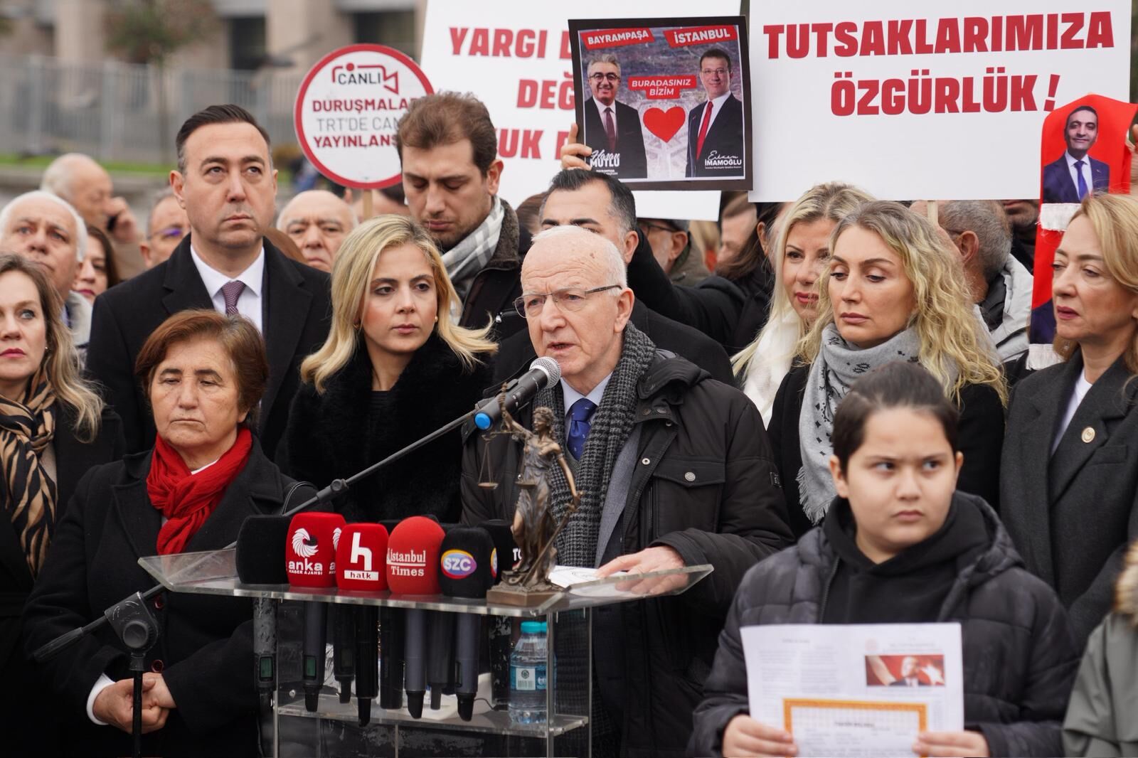 İBB Tutuklu Yakınlarının Basın Açıklamasına Duayen Hukukçu Prof. Kaboğlu Katıldı,Ne Dedi ?